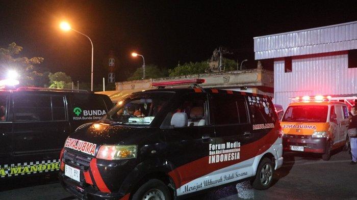 EVAKUASI - 6 ambulance membawa 6 jenazah korban meninggal, dari tenggelamnya KMP Tunu Pratama Jaya tiba di Posko Terpadu Penanganan Penumpang KMP Tunu Pratama Jaya Kantor ASDP Cabang Gilimanuk.