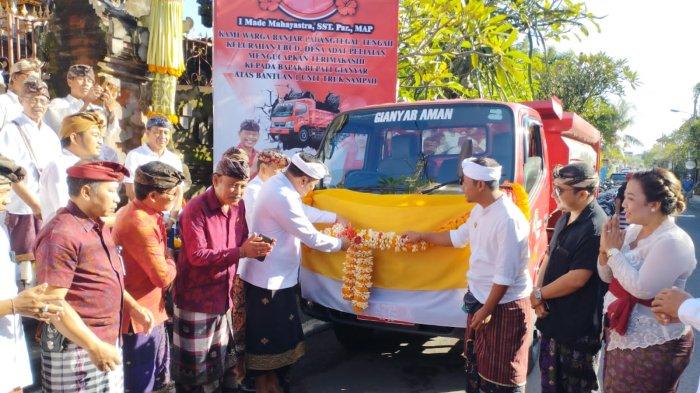 Serahkan Truk - Bupati Gianyar Made Mahayastra menyerahkan bantuan truk sampah ke Banjar Padangtegal Tengah dan Desa Pejeng Kawan, Selasa (18/7). Sudah lebih dari 50 truk disebar ke banjar dan desa untuk penanggulangan sampah secara mandiri.