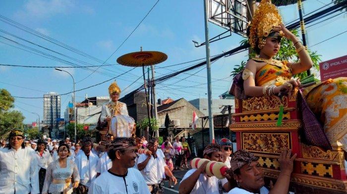 Sebagai wujud menjaga tradisi warisan leluhur, sembilan anak yang baru menginjak masa remaja keturunan Puri Satria Dalem Kaleran Kuta, pada Senin (26/6/2023) diupacarai secara Hindu Bali.

Upacara 'Munggah Deha Teruna' yang disebut dengan Ngeraja Sewala untuk anak perempuan, dan Ngeraja Singa untuk anak laki-laki.

Upacara ini dipuput oleh Ida Ratu Pedanda Putra Bluwangan dari Griya Gede Delod Pasar Sanur, Denpasar.