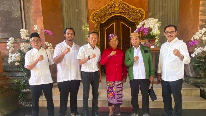 Foto bersama antara Ketua DPD PDIP Bali, Wayan Koster (tiga dari kanan) dan Plt Ketua DPW PPP Bali Idy Muzayyad (dua dari kanan) serta sejumlah pengurus PPP Bali.