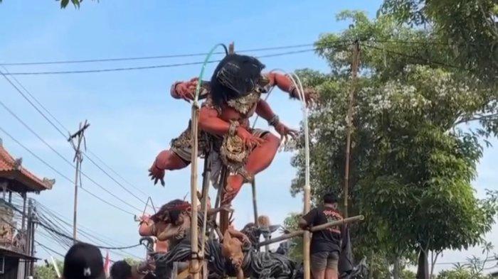 OGOH-OGOH - Proses Sekha Teruna di Badung saat membawa ogoh-ogoh ke Puspem Badung pada Kamis (13/3). 