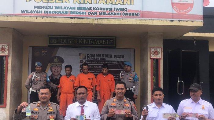 KOMPLOTAN TERCIDUK - Jajaran Polsek Kintamani saat menujukkan tersangka kasus pencurian alat dan bahan bangunan, Senin (28/8). Komplotan ini terdiri dari tiga orang.