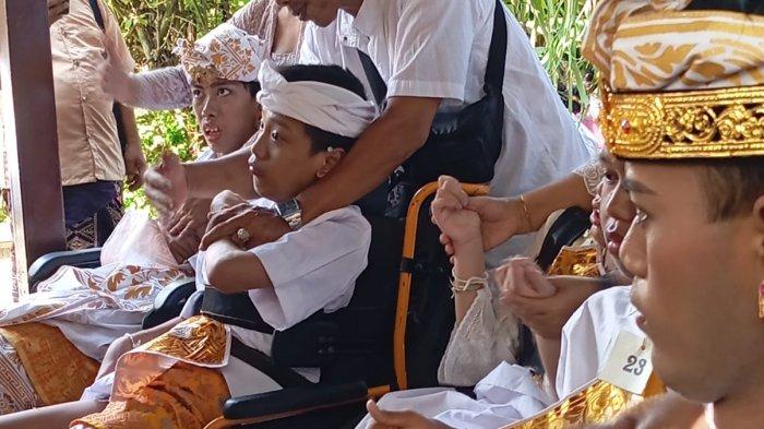 Suasana metatah massal anak-anak penyandang disabilitas, di Taman Prakerti Bhuana, Kelurahan Beng, Gianyar, Bali, Senin 15 April 2024.