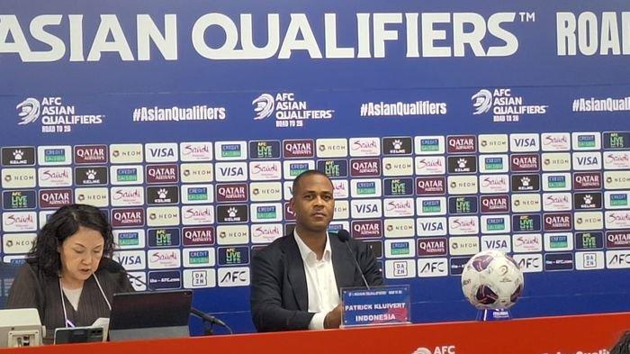 PRESS CONFERENCE – Pelatih Patrick Kluivert memberikan keterangan usai laga Timnas Indonesia melawan tuan rumah Jepang di laga penutup Grup C Kualifikasi Piala Dunia 2026 ronde ketiga zona Asia, Selasa (10/6).