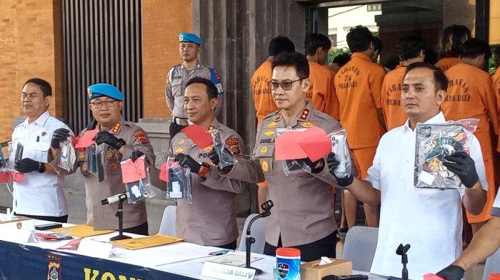 PENIPUAN ONLINE - Kapolda Bali Irjen Pol Daniel Adityajaya didampingi Kabid Humas Kombes Pol Ariasandy, Dirressiber Kombes Pol Ranefli Dian Candra, dan Kabid Propam Kombes Pol Ketut Agus Kusmayadi dalam konferensi pers kasus sindikat penipuan online di Mapolda Bali, Rabu (11/6).