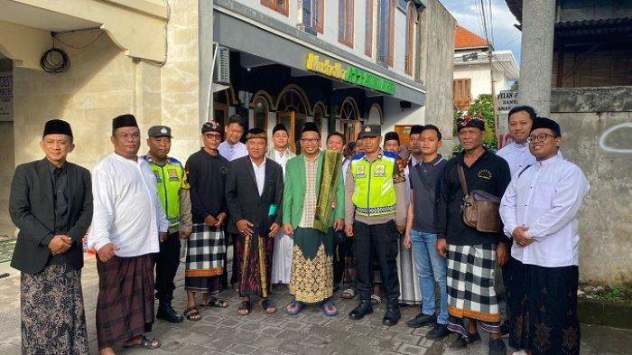 FOTO BERSAMA - H. Gunardi Wahono, Ketua Yayasan Insan Kamil Musholla At Tawwabin Denpasar, saat menyambut kedatangan pecalang untuk pengamanan salat Id, Senin, 31 Maret 2025.