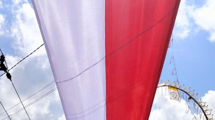 Warga di Banjar Adat Pangi membentangkan bendera sepanjang 300 meter lebih, untuk menyemarakan peringatan Hari Kemedekaan, Minggu (13/8/2023).