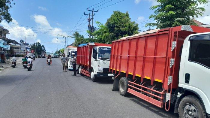 LANGGAR – Petugas melakukan penindakan terhadap truk yang melanggar dengan melintas di Jalan Raya Rama, Semarapura, Rabu (11/9). Dari hasil penindakan sebanyak 9 sopir truk yang ditilang di tempat karena melintas di Jalan Rama Semarapura.