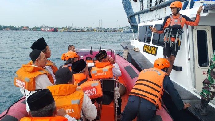 
EVAKUASI - Petugas saat melakukan evakuasi penumpang KMP Gerbang Samudra 2 yang mengalami kandas di perairan selat Bali lintas Ketapang-Gilimanuk, Minggu (22/6).