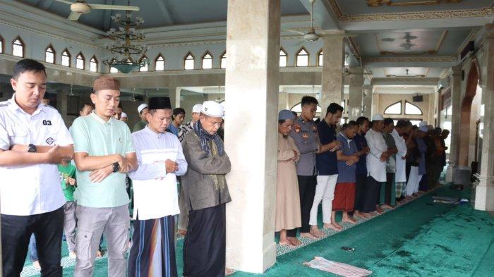 SHOLAT GHOIB - Polres Gianyar menggelar doa bersama, sebagai bentuk penghormatan terakhir kepada tiga anggota Polri yang gugur saat menjalankan tugas.

Tatkala penggerebekan judi sabung ayam (tajen) di Way Kanan, Lampung. Kegiatan doa bersama diikuti seluruh personel Polres Gianyar, Selasa 18 Maret 2025.