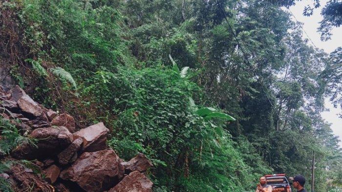 

TANAH LONGSOR - Hujan deras yang mengguyur wilayah Karangasem dalam beberapa hari terakhir memicu bencana tanah longsor di Banjar Dinas Batu Gede, Desa Duda Timur, Kecamatan Selat, Minggu (6/7).