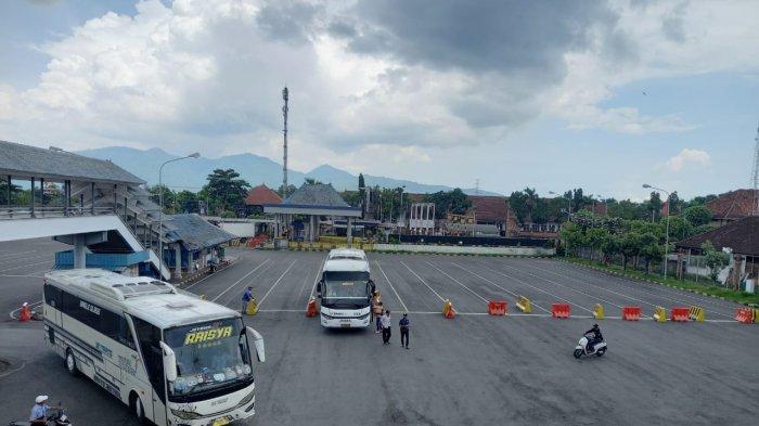 NORMAL - Situasi di Pelabuhan Gilimanuk masih terpantau normal menjelang arus mudik Lebaran 2025, Minggu (16/3). ASDP memprediksi puncak arus mudik pada 27-28 Maret mendatang atau pada H-4 dan H-3 Lebaran 2025 mendatang.