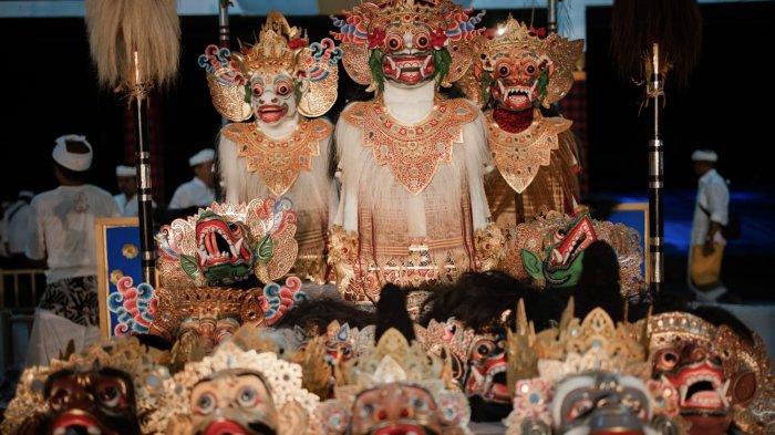 Pada 19 Juni 2025, bertepatan rahina Wraspati Paing Tambir, Sesuhunan Wayang Wong Tantri Puri Kauhan Ubud mesolah Napak Pertiwi di Pura Dalem Puri, Batuan, Sukawati.

Prosesi Napak Pertiwi adalah rangkaian, karya piodalan yang berlangsung di Pura Dalem Puri Batuan Sukawati, yang berlangsung sejak Anggara Kasih Tambir, 17 Juni 2025.