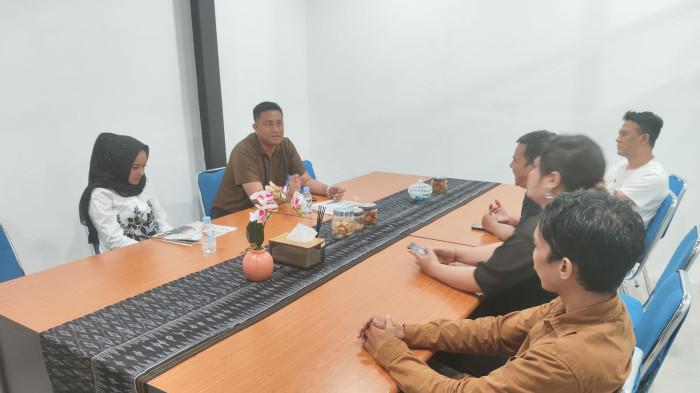 Bupati Klaten, Hamenang Wajar Ismoyo, menyambangi Kantor Tribun Bali, Kamis malam 31 Juli 2025 pukul 22.00 WITA. 