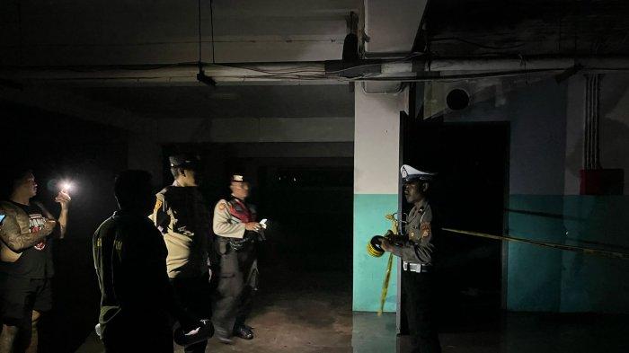 GELAP - Dinas Pemadam Kebakaran Badung saat melakukan pengecekan ruang genset yang terbakar pada Rabu 16 April 2025.