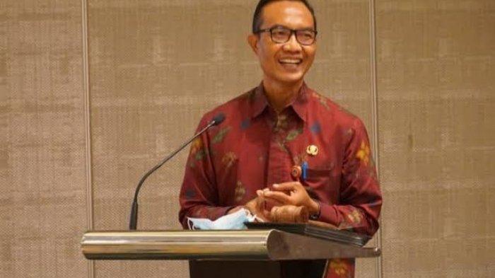 CEK LANGSUNG - Kepala Dinas Pertanian dan Pangan, Wayan Wijana (tengah) saat melakukan pemeriksaan daging babi pada Galungan sebelumnya.