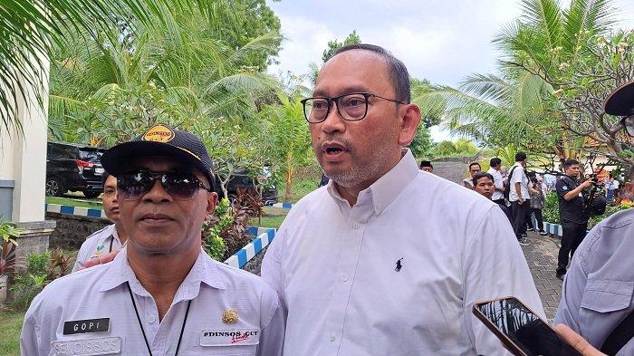 TERIMA USULAN - Sekjen Kemensos Robben Rico saat kunjungan kerja ke Buleleng. Ia mengaku siap menyampaikan usulan pembangunan rumah singgah dari Bupati Buleleng ke Mensos.