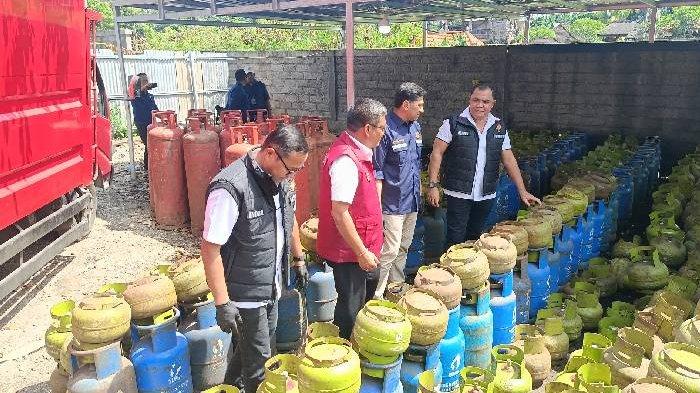 GAS - Barang bukti gas oplosan di Banjar Griya Kutri, Desa Singapadu Tengah, Kecamatan Sukawati, Gianyar, Bali, Selasa 11 Maret 2025.