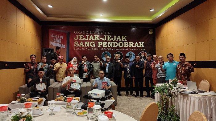 BEDAH BUKU - Prof. Dr. H. Nurianto RS, bersama para pembedah buku “Jejak-jejak Sang Pendobrak” saat Grand Launching buku di Hotel Aston Denpasar, pada Sabtu, 26 April 2024. 