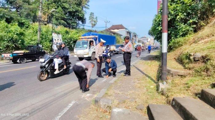 OLAH TKP - Unit Laka Satlantas Polres Tabanan di Jalan Ahmad Yani atau Jalan Utama Denpasar-Gilimanuk, Desa Abiantuwung, Kecamatan Kediri, Tabanan melakukan olah TKP pada Rabu 5 Maret 2025 pagi.