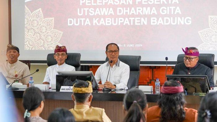 Wabup Ketut Suiasa saat menerima dan melepas peserta Utsawa Dharma Gita, Duta Kabupaten Badung ke tingkat nasional di rumah jabatan Wakil Bupati, Puspem Badung, Rabu (5/6/2024).