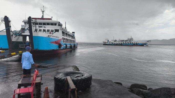 KANDAS - Petugas saat memantau kondisi KMP Agung Samudra IX yang alami kandas di perairan Selat Bali saat akan sandar di Dermaga LCM Pelabuhan Gilimanuk, Kabupaten Jembrana, Senin (23/6). Hingga berita ini diturunkan, tim gabungan masih melakukan proses evakuasi.