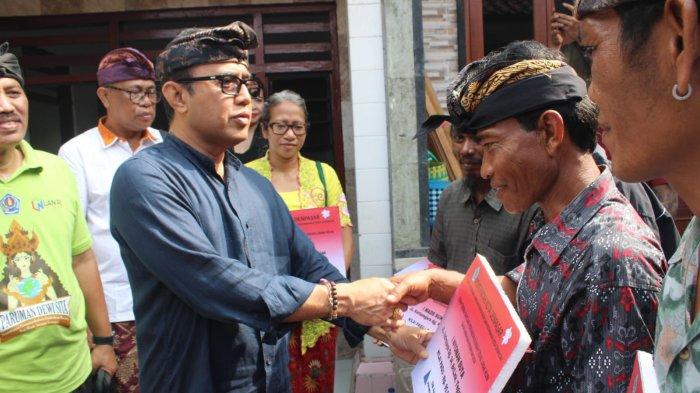 SERAHKAN BANTUAN – Wali Kota Denpasar Jaya Negara menyerahkan bantuan rumah layak huni tahun 2024 kemarin.