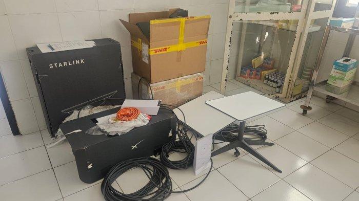 Perangkat Starlink yang digunakan di Puskesmas Pembantu Desa Bungbungan, Kecamatan Banjarangkan, Klungkung.