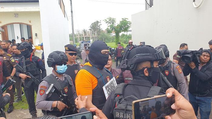 Pelaku penembakan saat digiring pada Pelaksanaan rekontruksi di villa Casa Cantisya, Jalan Pantai Munggu Seseh, Banjar Sedahan, Desa Munggu, Kecamatan Mengwi, Kabupaten Badung,  pada Rabu, 30 Juli 2025.