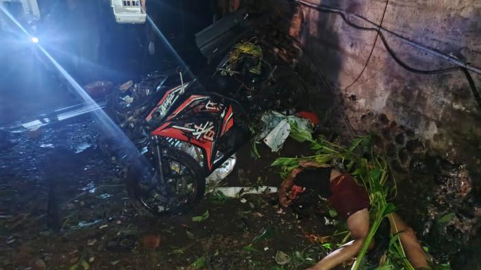 OLAH TKP - Petugas Satlantas Polres Jembrana dan Polsek Pekutatan melakukan olah TKP lakalantas di Desa Pulukan, Kecamatan Pekutatan, Kabupaten Jembrana, Jumat (25/7).