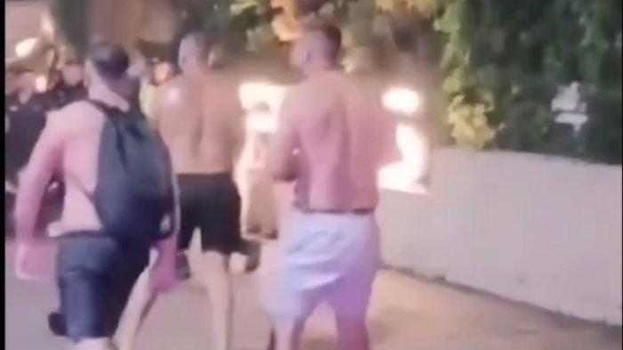 CEKCOK -  Aparat kepolisian melakukan penyelidikan dan pemeriksaan di Finns Beach Club terkait keributan Security dan WNA pada Selasa (11/2) malam.