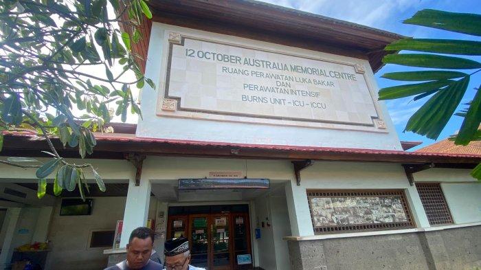 Keluarga Purwanto (40) salah satu korban meninggal dunia akibat kebakaran gudang tabung gas di Kargo, Denpasar menangis didepan Burn Unit ICU Sanglah.