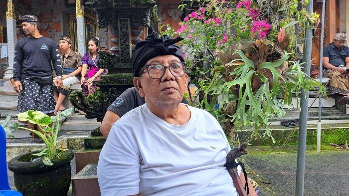 KISAH HIDUP - I Made Tedja mengisahkan tentang ayahnya, Mangku Tedja saat ditemui di rumah duka, Senin (10/6). INSET: Foto Mangku Tedja semasa hidup.