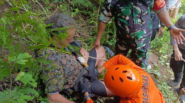 EVAKUASI - Proses evakuasi seorang WNA Prancis yang terperosok ke jurang saat hiking.