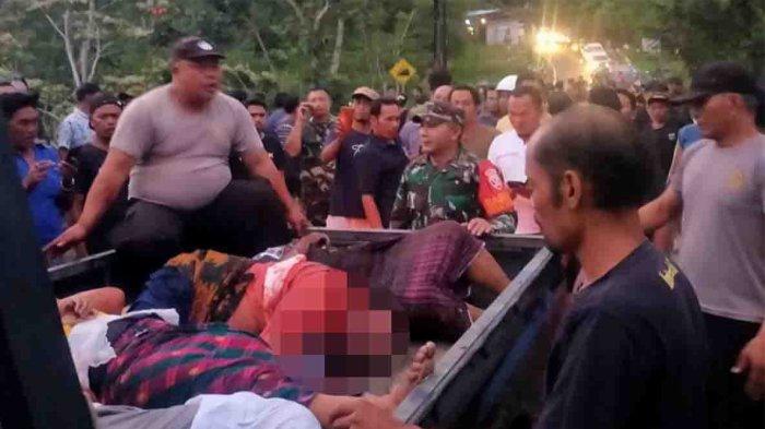 Evakuasi korban kecelakaan yang terjadi di Jaln Raya Nongan - Bangli, tepatnya di Nongan, Kecamatan Rendang, Karangasem Bali, Kamis 16 November 2023. Enam orang meninggal dunia.