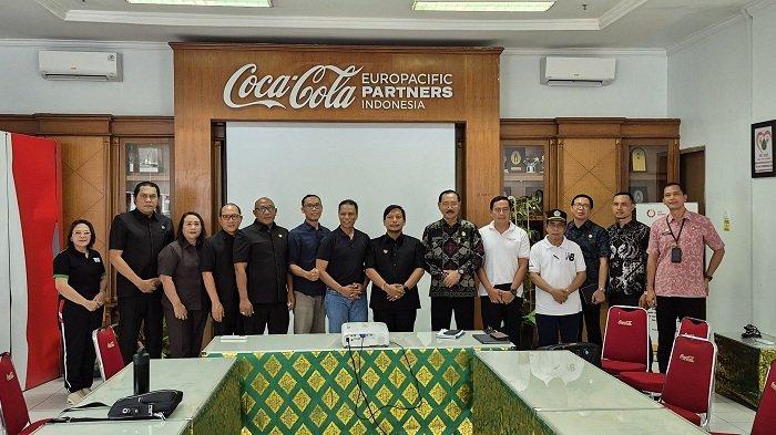 Komisi IV DPRD Badung saat mendatangi Pabrik Coca Cola di Desa Werdi Bhuwana, Kecamatan Mengwi, Badung.