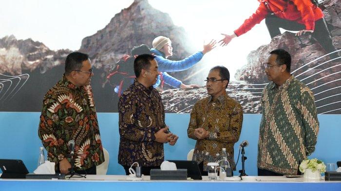 (kiri ke kanan) Direktur Human Capital Management Telkom Henry Christiadi, Wakil Direktur Utama Telkom Muhammad Awaluddin, Direktur Wholesale & International Service Telkom Honesti Basyir, dan Direktur Network Telkom Nanang Hendarno pada acara Rapat Umum Pemegang Saham Tahunan (RUPST) Tahun Buku 2024, di Jakarta, pada Selasa (27/5).