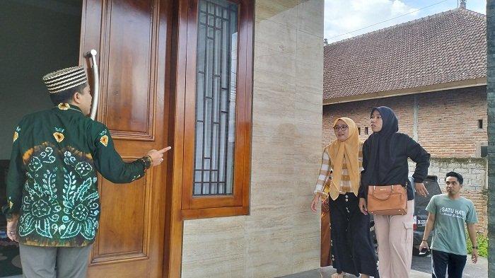 PULANG - PMI Asal Jembrana, Heni Julaeha, saat tiba di rumah anggota DPRD Jembrana di wilayah Kelurahan Loloan Timur, Kecamatan Jembrana, Bali, Rabu 22 Januari 2025 sore.