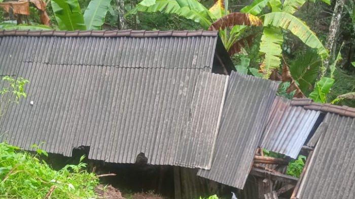 Hujan yang terjadi, Rabu (13/9/2023) pagi hari, mengakibatkan longsor di Banjar Kebung, Telaga Tawang, Kecamatan Sidemen, Kabupaten Karangasem. Bangunan dapur milik Nengah Sekar, lansia asal Br. Kebung, hancur tertimbun material longsor. Tidak ada korban jiwa. Hanya kerugian materiil saja. 

Kabid Kedaruratan dan Logistik Badan Penanggulangan Bencana Daerah Kabupaten Karangasem, I Putu Eka Tirtana, mengatakan peristiwa terjadi dini hari. Saat itu pemilik rumah sedang istirahat di kamarnya. Tiba - tiba tebing belakang dapur tergerus hujan, sehingga menyebabkan tanah longsor sekitar lokasi.