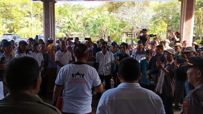 Aliansi Masyarakat Peduli Tanah Gilimanuk (AMPTAG) kembali mendatangi gedung DPRD Jembrana, Senin (3/7). Mereka meminta agar proses Sertifikat Hak Milik (SHM) tanah Gilimanuk dipercepat.