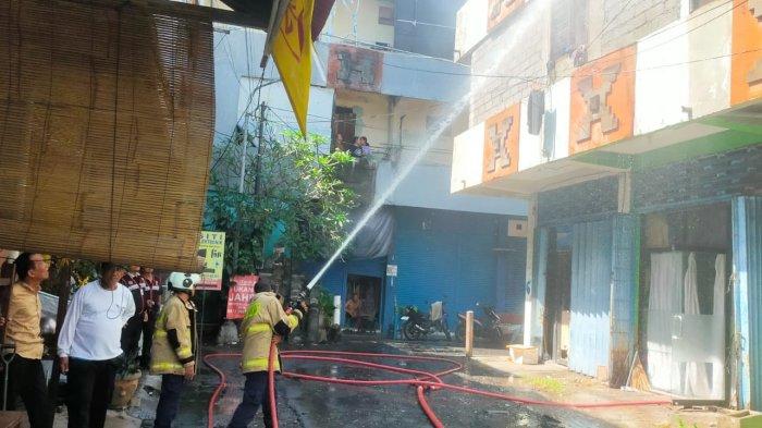 BERJIBAKU - Personel pemadam kebakaran dari Damkar Badung saat berjibaku memadamkan api di sebuah tempat produksi kerajinan di Jalan Raya Kuta, Gang Slamet, Badung, Selasa (18/6).