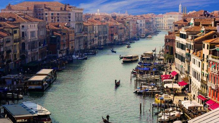 Venesia Italia - Sebanyak 5 orang anggota DPRD Bali, yakni dari Komisi 1 melakukan kunker ke Italia pada 14 April 2024 hingga 20 April 2024.