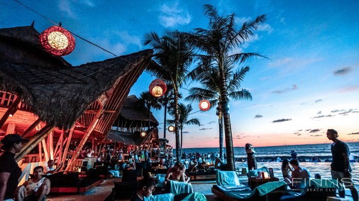 Finns Beach Club - Sepuluh tempat hiburan itu diantaranya Finss Beach Club Bali yang berlokasi di, Desa Tibubeneng dengan perkiraan 7.000 pengunjung. 
