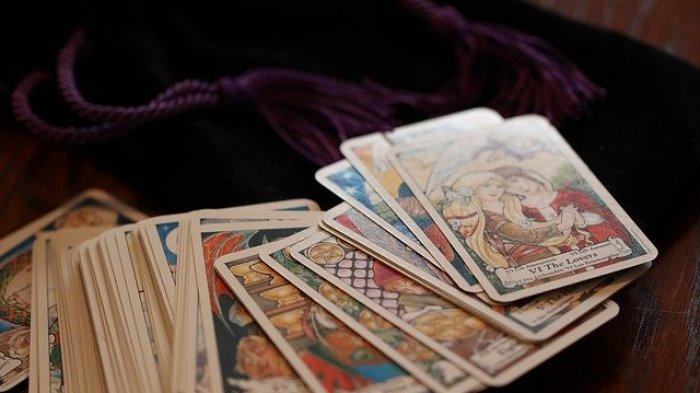 Foto ilustrasi kartu tarot untuk ramalan zodiak.
