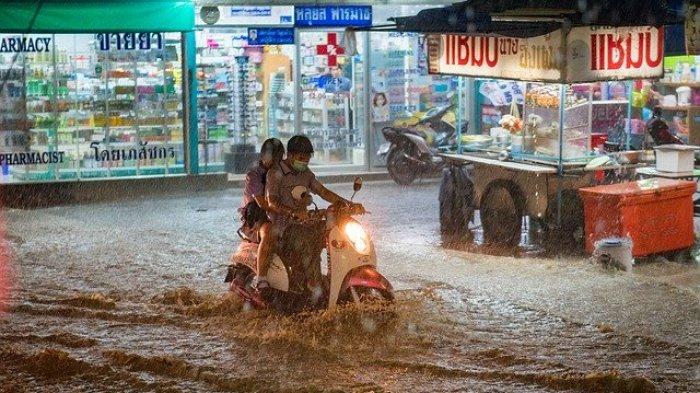 Foto ilustrasi motor di tengah banjir