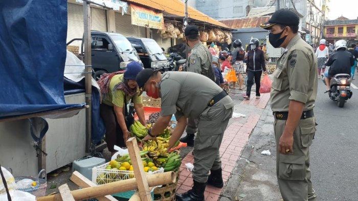 Penertiban pasar tumpah oleh Satpol PP di Makassar