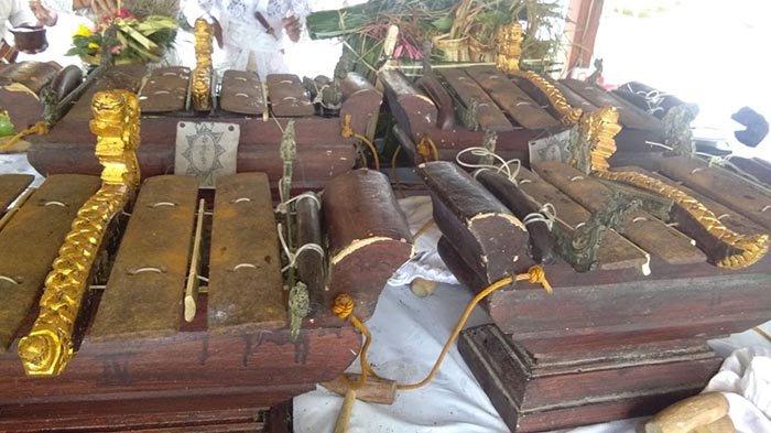 Ilustrasi gamelan - Kasus pencurian gamelan di Banjar Lebih, Desa Asahduren, Kecamatan Pekutatan, Jembrana, terungkap. Pelakunya adalah I Nyoman Gendi (64) yang yang tak lain adalah anggota seka gamelan Suka Duka Sidhi Kencana Merta.

Seluruh hasil curian dijual hanya dengan harga Rp 700 ribu di pedagang barang bekas. Nyoman Gendi tinggal sangat dekat dengan lokasi. Ia tinggal di belakang gudang tempat menyimpan gong warisan leluhur tersebut.