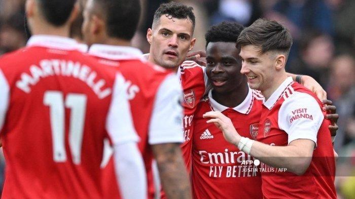 Gelandang Arsenal Inggris Bukayo Saka (2R) merayakan dengan rekan setimnya setelah mencetak gol keempat mereka selama pertandingan sepak bola Liga Premier Inggris antara Arsenal dan Crystal Palace di Stadion Emirates di London pada 19 Maret 2023. JUSTIN TALLIS / AFP JUSTIN TALLIS / AFP