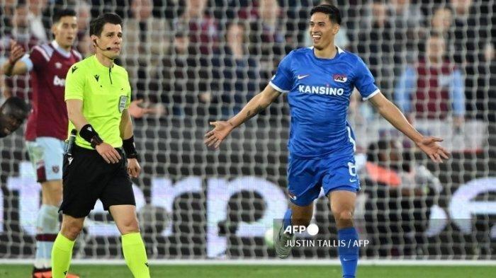 Gelandang AZ Alkmaar Belanda Tijjani Reijnders (kanan) merayakan setelah mencetak gol pembuka pertandingan sepak bola leg pertama semifinal Liga Konferensi UEFA antara West Ham United dan AZ Alkmaar di Stadion London di London timur pada 11 Mei 2023.Justin Tallis/AFP