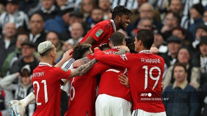 Gelandang Manchester United Brasil Casemiro merayakan dengan rekan setimnya setelah mencetak gol pembuka